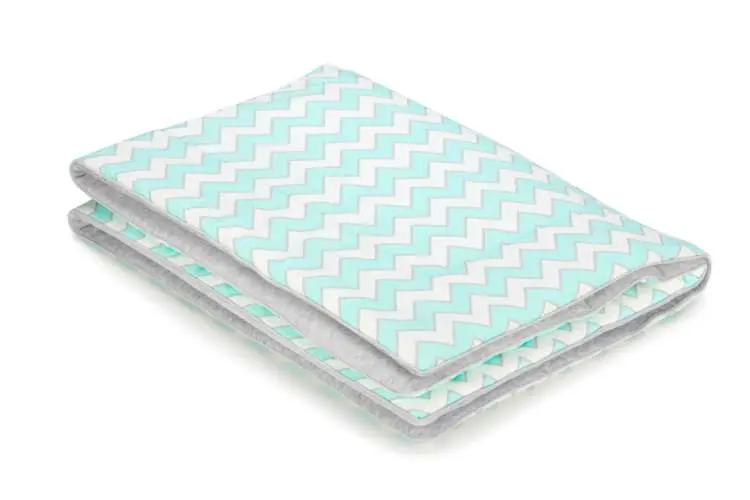 Barnfilt, babypled, lekmata 80×100 chevron mint - Bild 3